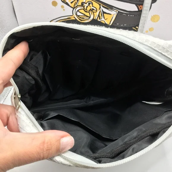 Mrs. Pouch - Picture 5 of 12